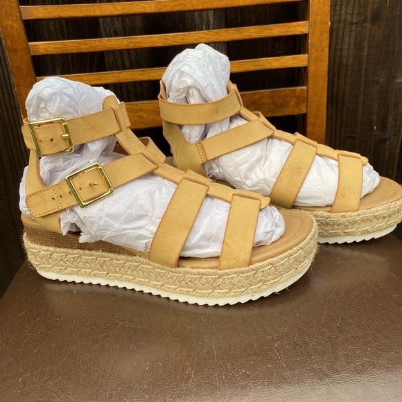 Soda Strappy Tan Sandals size 8 - Picture 5 of 10